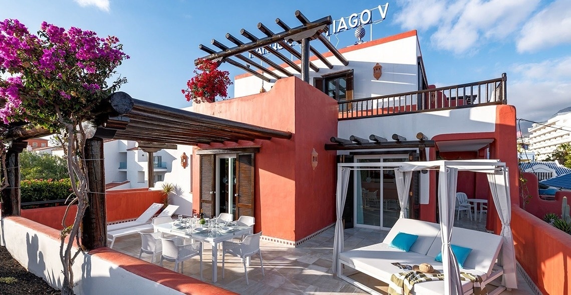 una casa roja y blanca con la palabra lago v encima