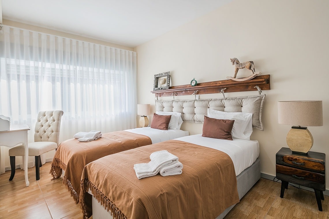 um quarto com duas camas e uma mesa