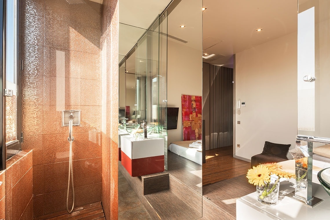 um banheiro com um chuveiro e uma pia