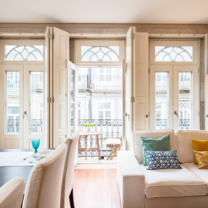dois vasos de flores estão sobre uma mesa de madeira