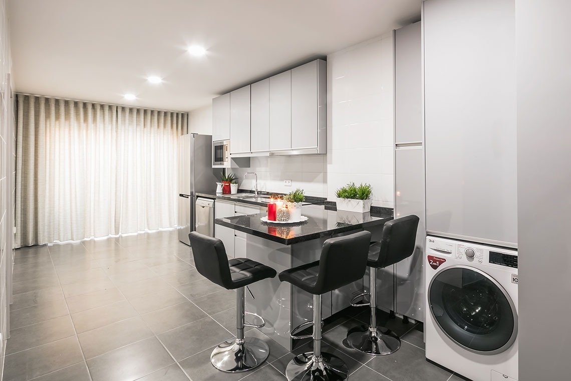 uma cozinha com uma máquina de lavar lg ao lado