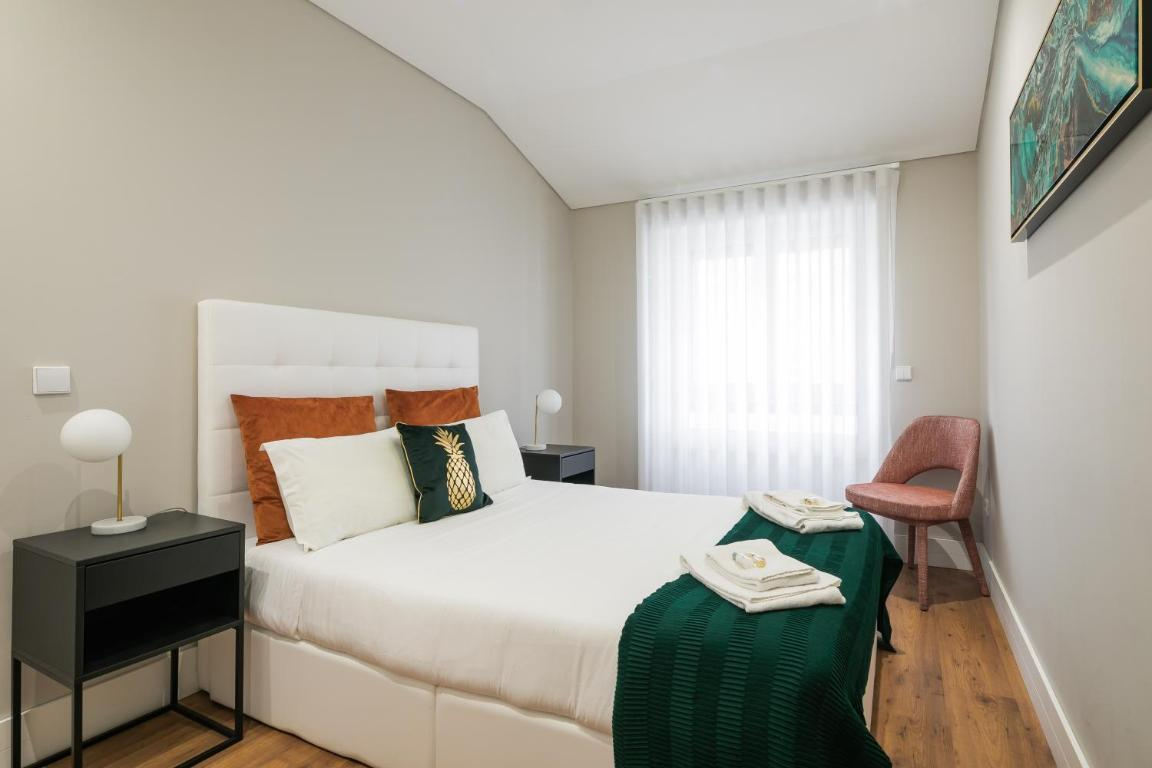 um quarto com cama , mesa de cabeceira e cadeira