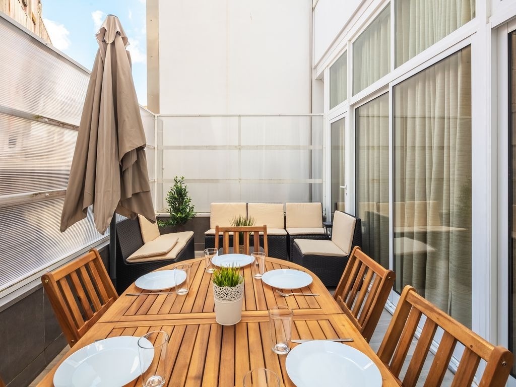 uma mesa de madeira com pratos e copos sobre ela