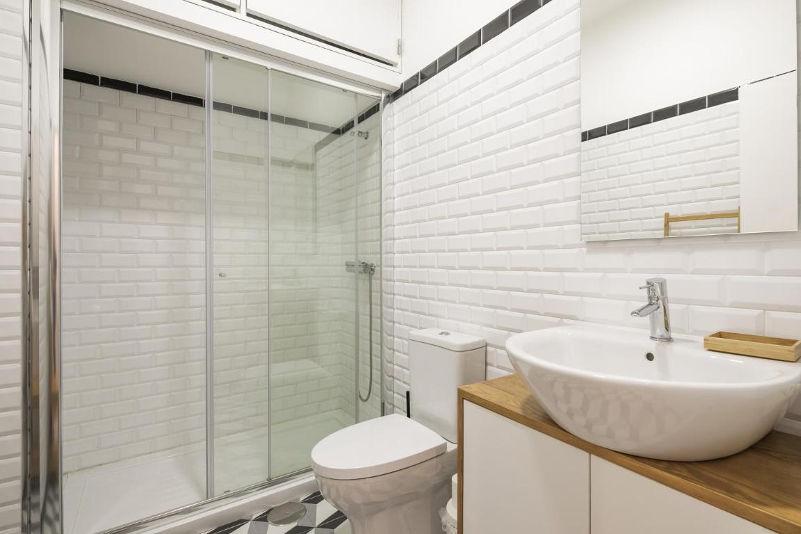 um banheiro com um vaso sanitário e uma pia