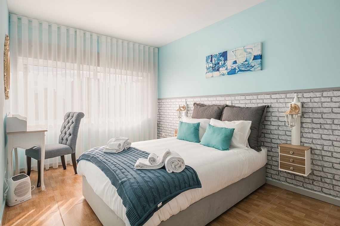 um quarto com parede de tijolos e uma cama