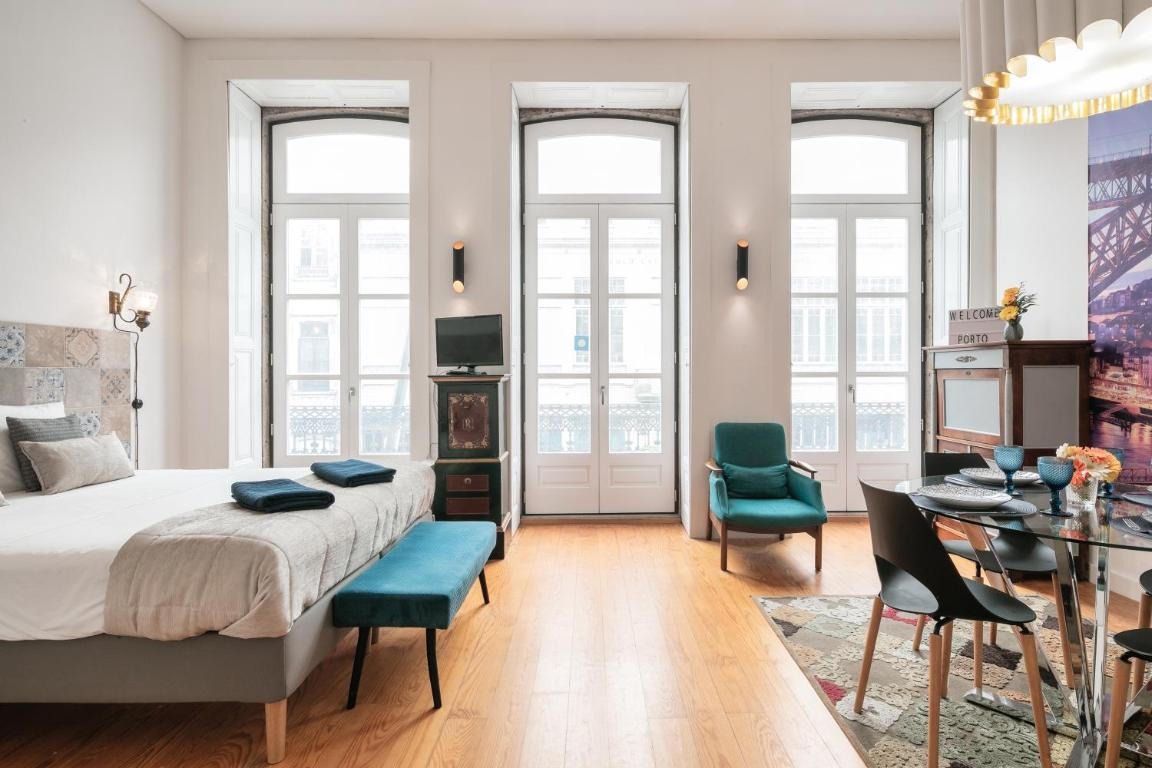 um quarto com uma cama e uma mesa de jantar