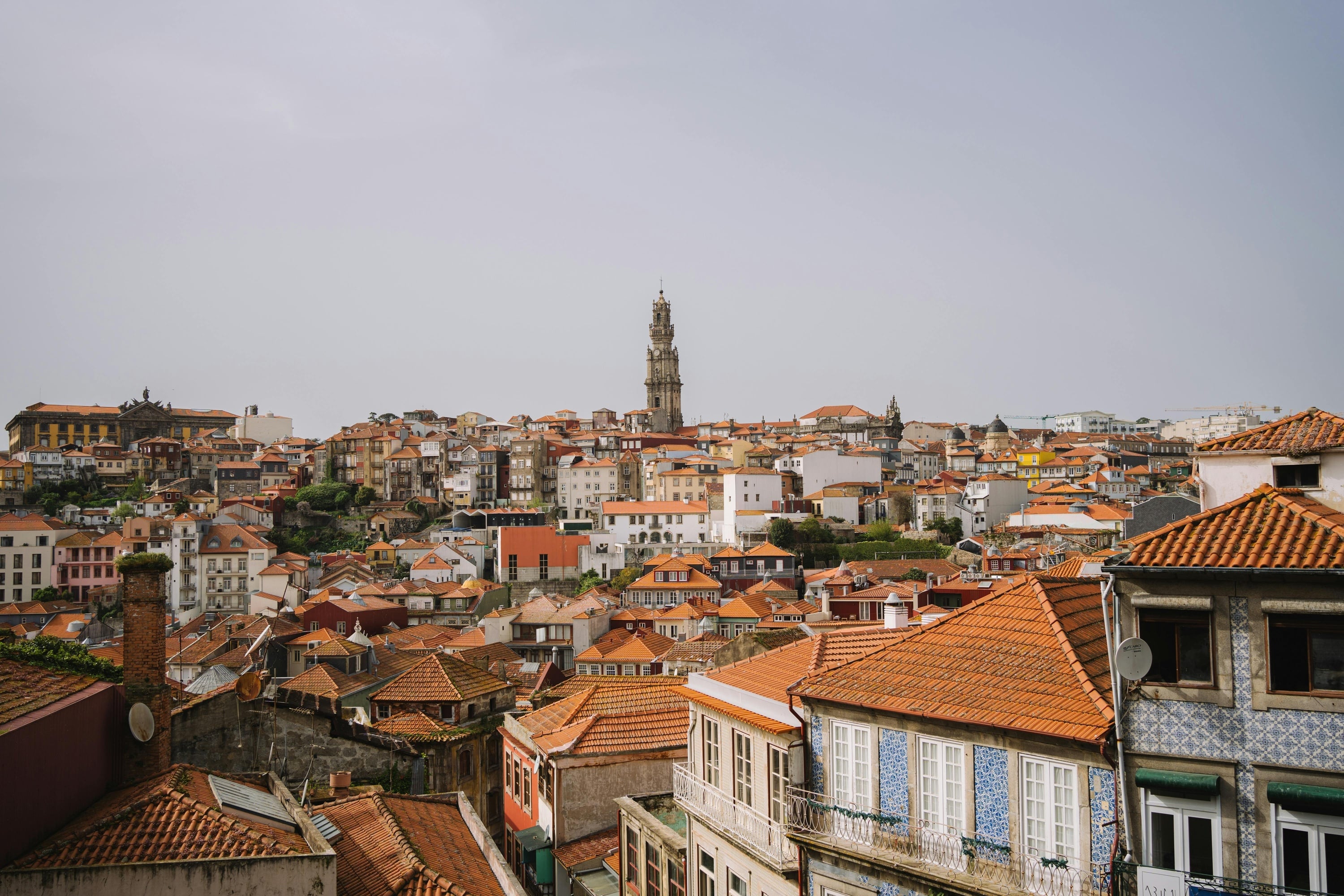 duas cadeiras de madeira estão ao lado de uma piscina