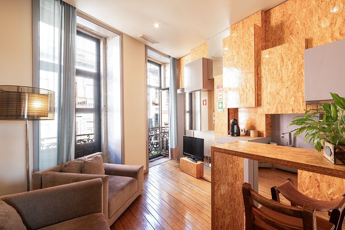 uma sala de estar com um sofá e uma mesa