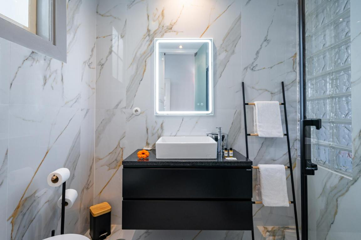 um banheiro com uma pia e um espelho com luz