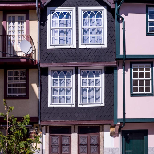 a building with a sign that says ' avenida ' on it