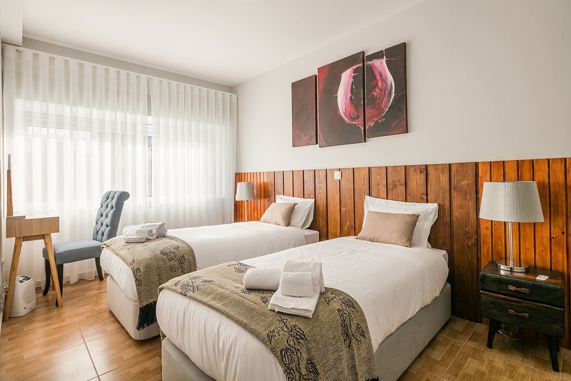 um quarto com duas camas e uma mesa