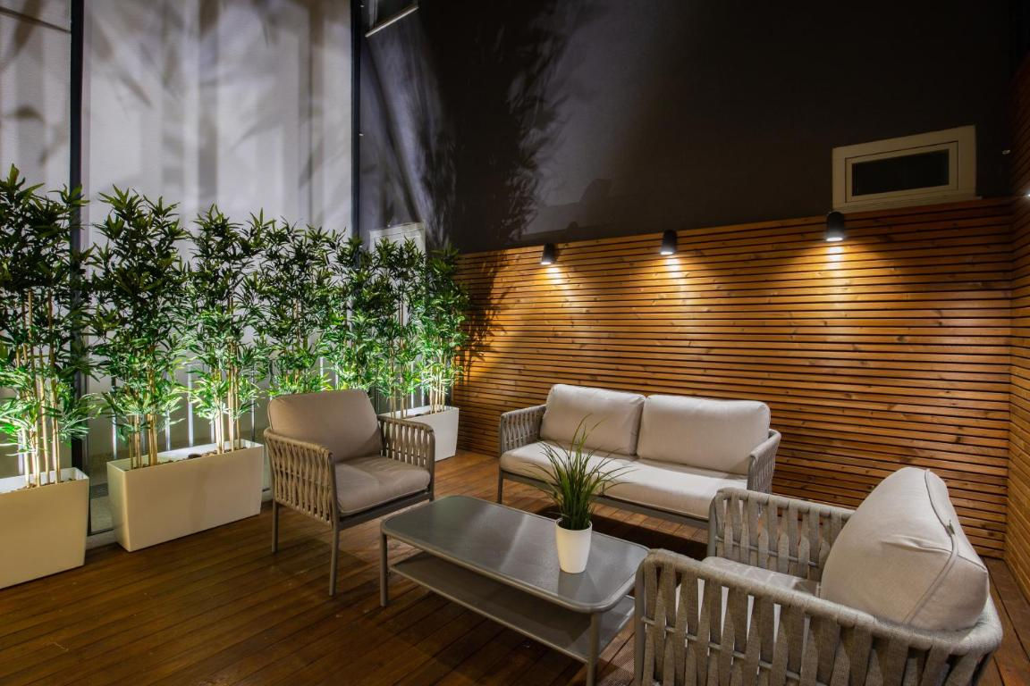 uma sala de estar com sofá e cadeiras e uma mesa