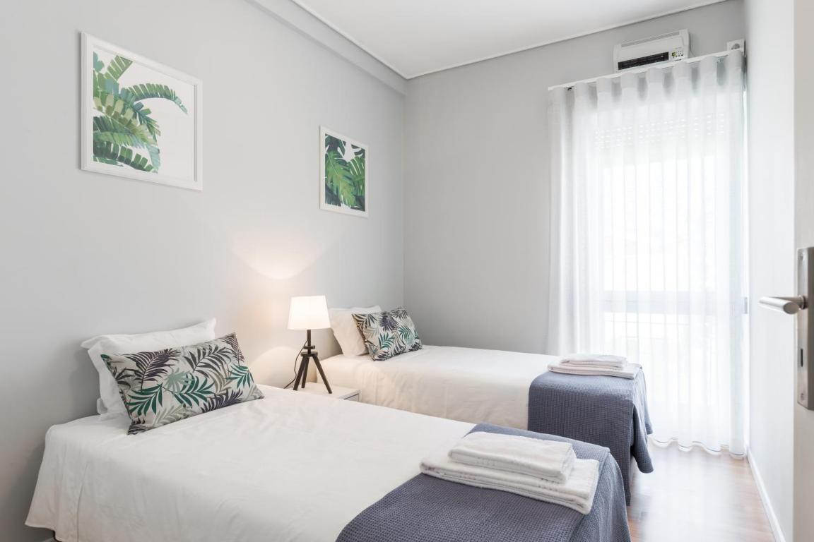 um quarto com duas camas e uma janela