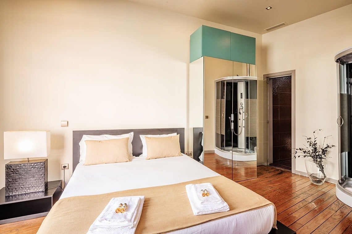 um quarto com cama , cadeiras e vasos de flores