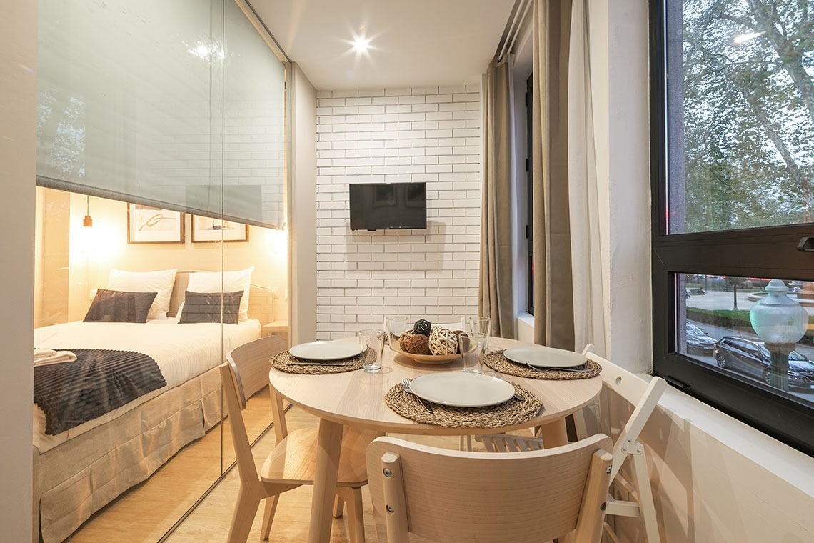 uma sala de jantar com uma mesa e cadeiras