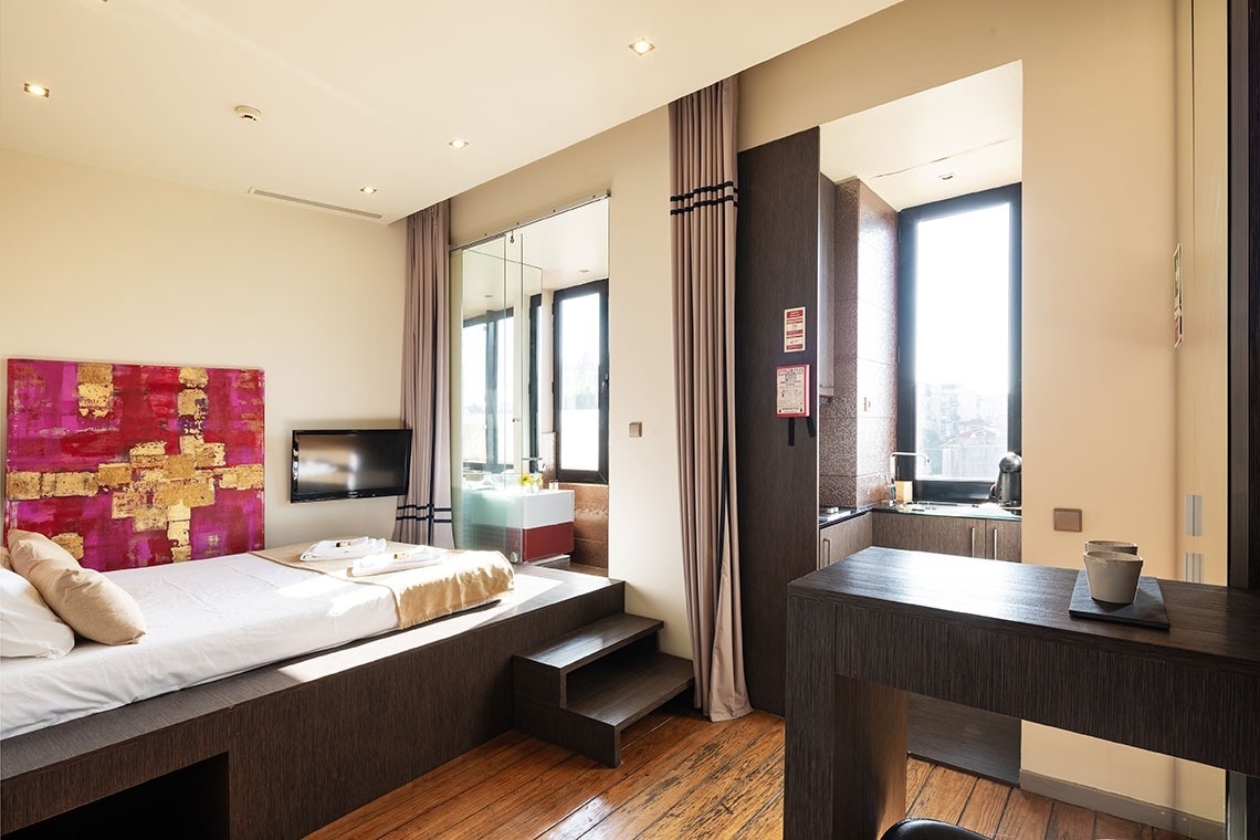 um quarto de hotel com uma cama e uma mesa