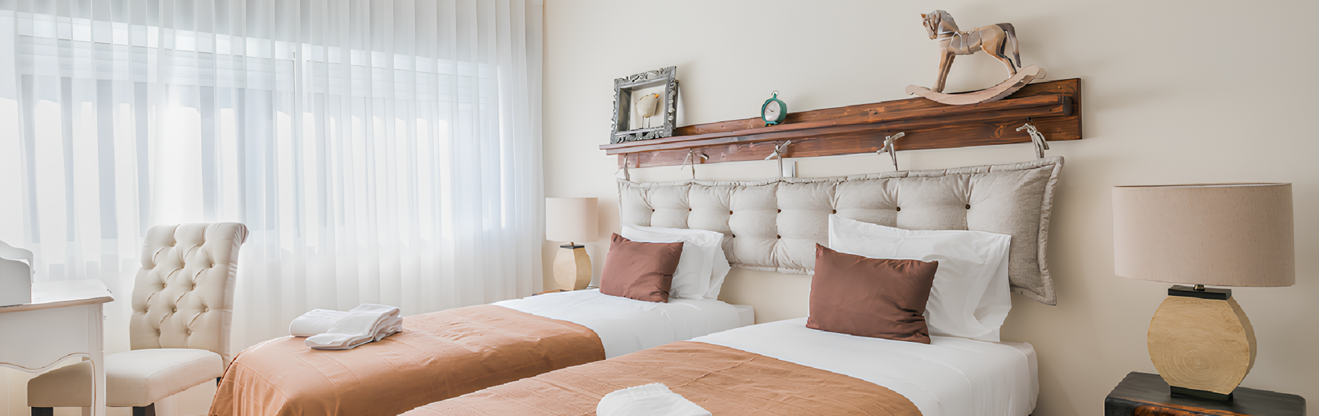 um quarto com uma cama e vasos de flores