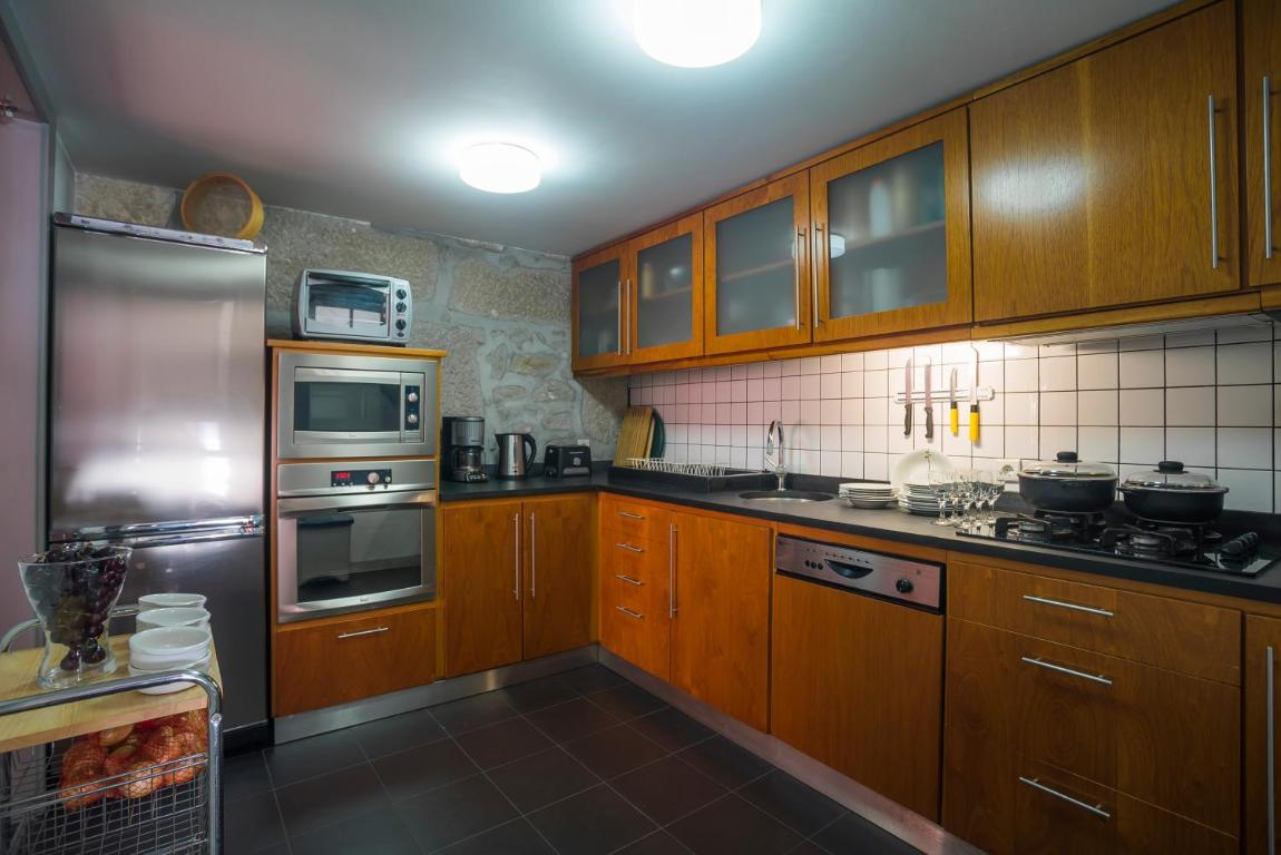 uma cozinha com armários de madeira e eletrodomésticos de aço inoxidável