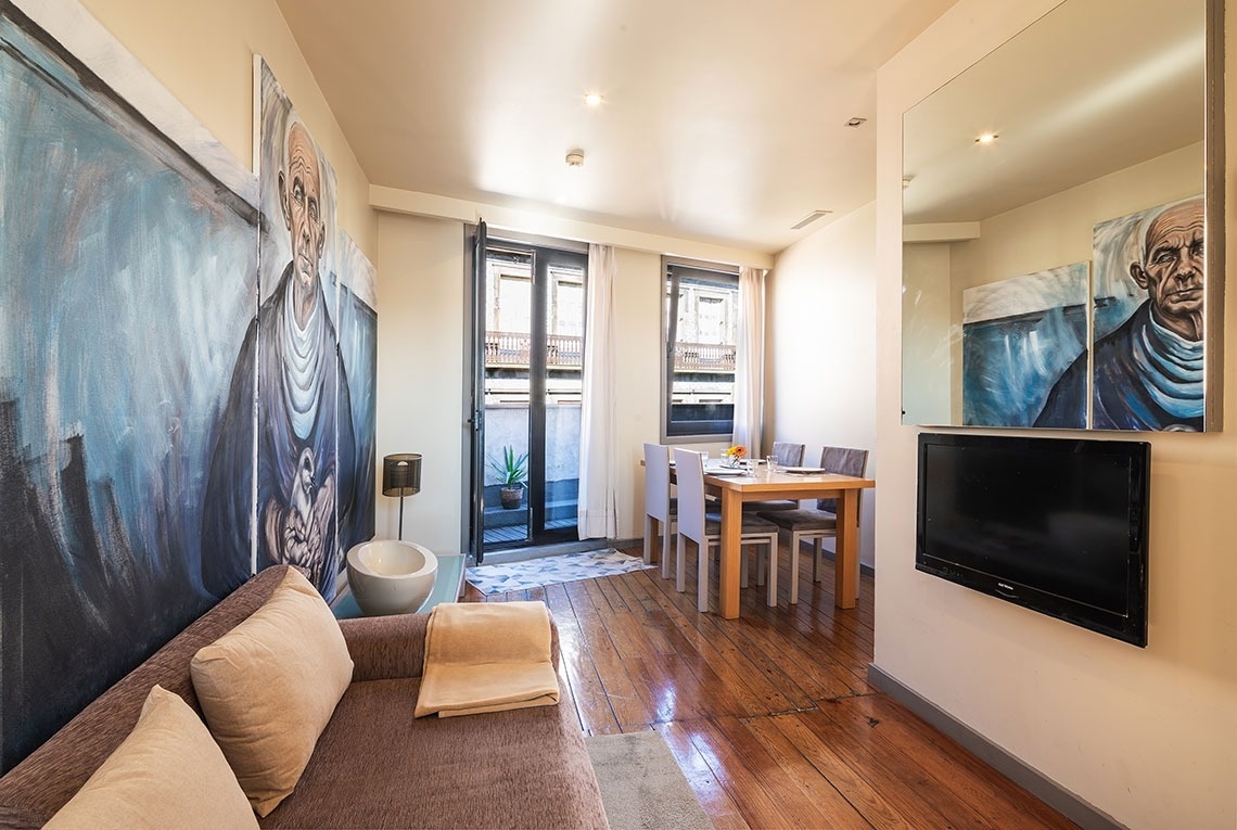 uma sala de estar com um sofá e uma mesa de jantar