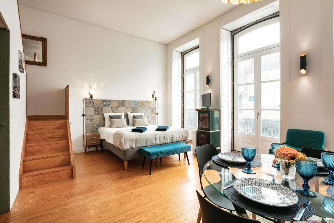 um quarto com uma cama e uma mesa de jantar