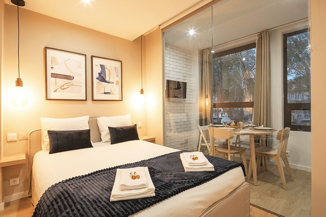 um quarto com uma cama e uma mesa de jantar