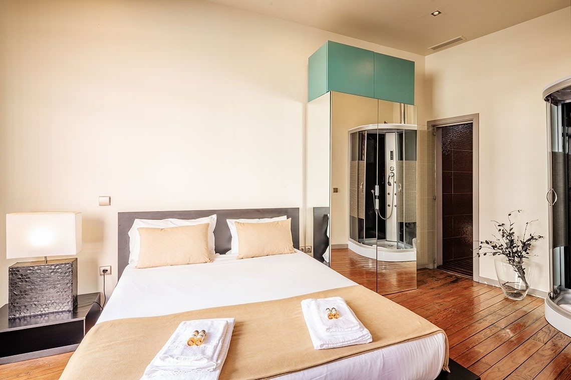 um quarto com uma cama e um chuveiro