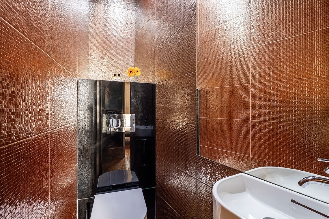 um banheiro com um vaso sanitário e uma pia