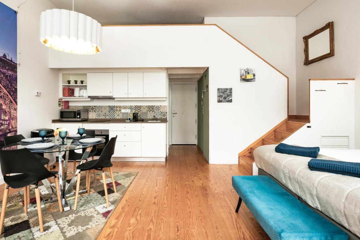 uma sala de estar com uma mesa de jantar e cadeiras