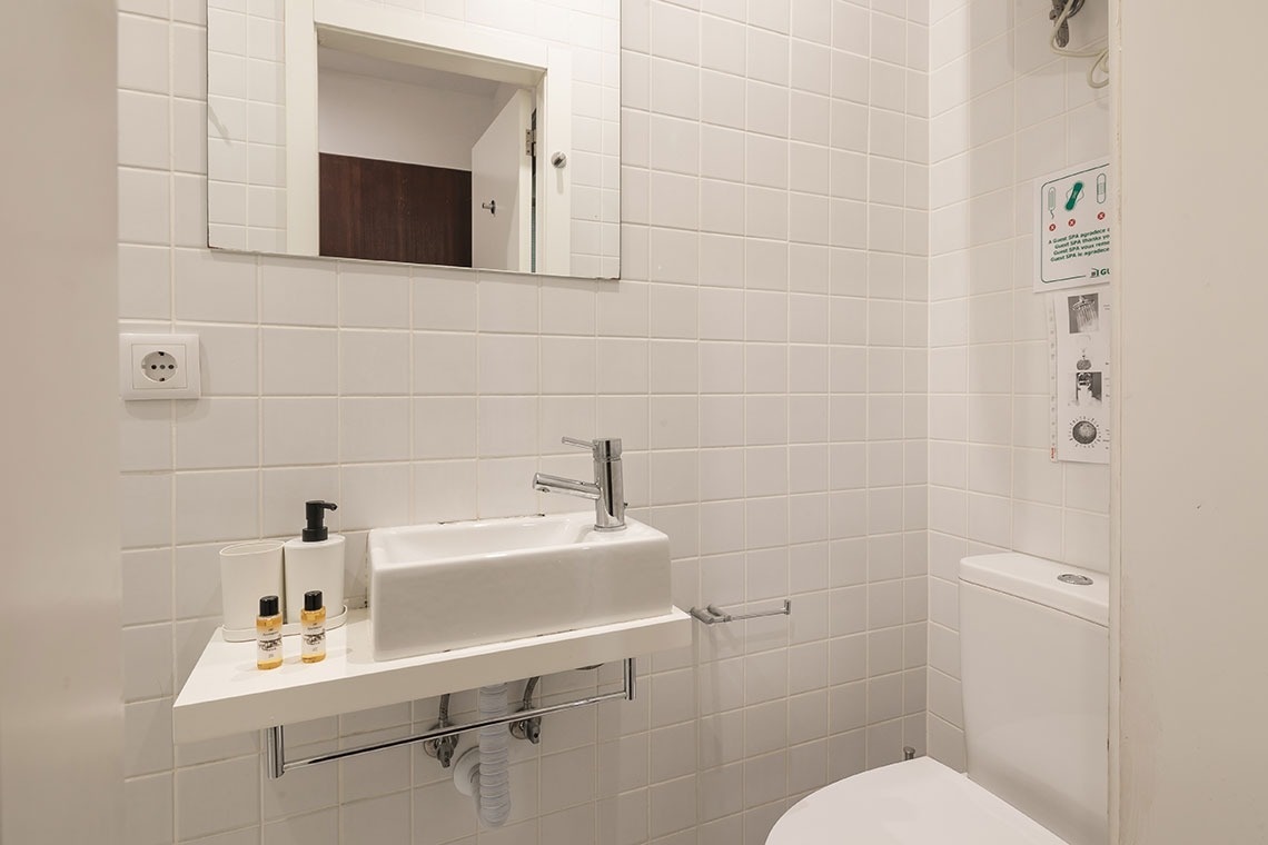 um banheiro com uma pia e um vaso sanitário