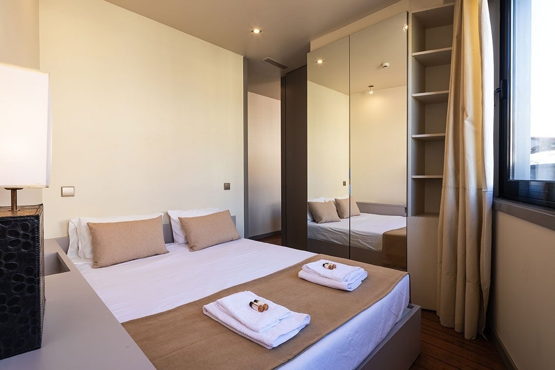 um quarto com cama , cadeiras e vasos de flores