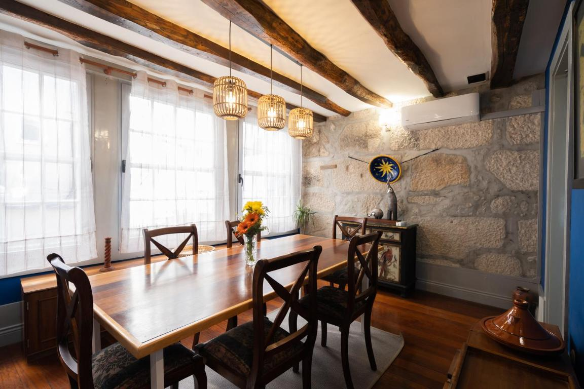 uma sala de jantar com uma mesa de madeira e cadeiras