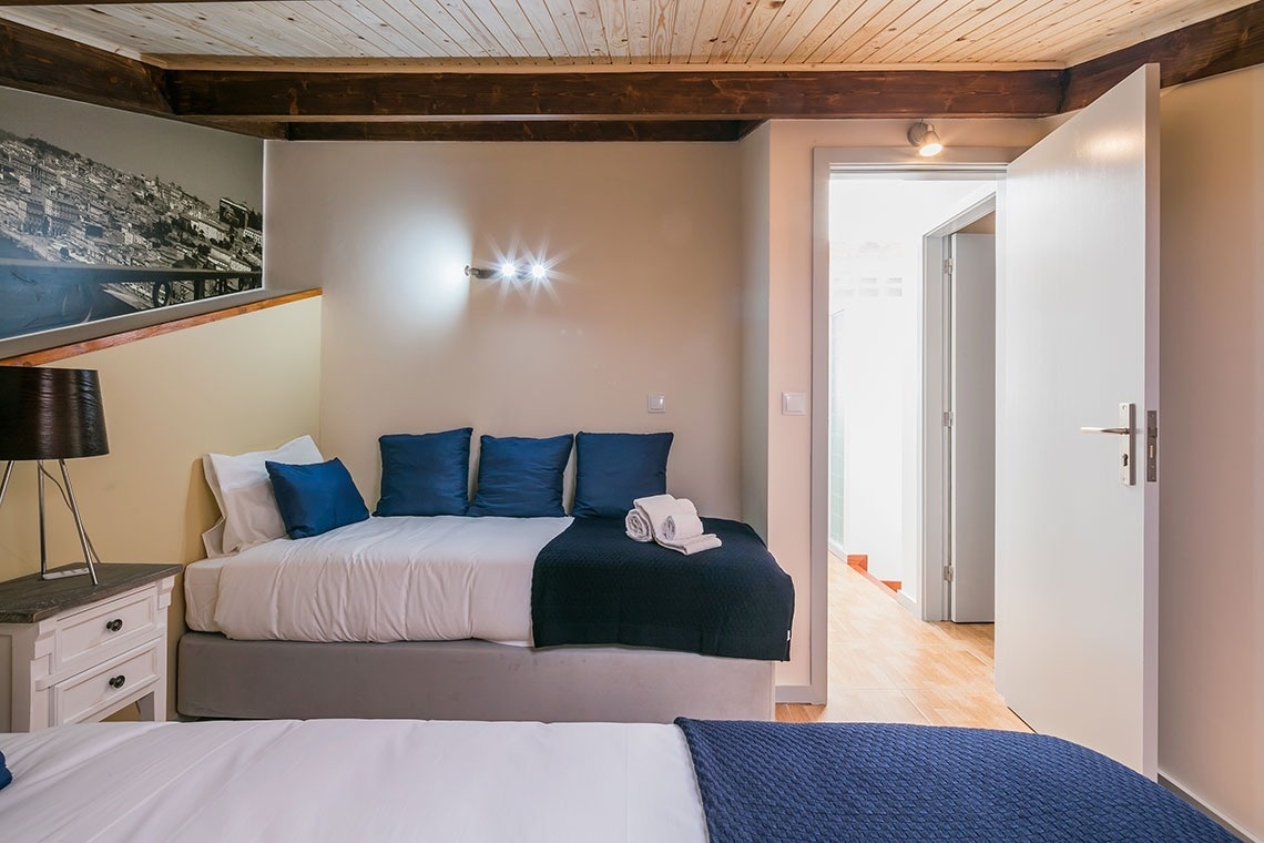 um quarto com duas camas e uma porta aberta