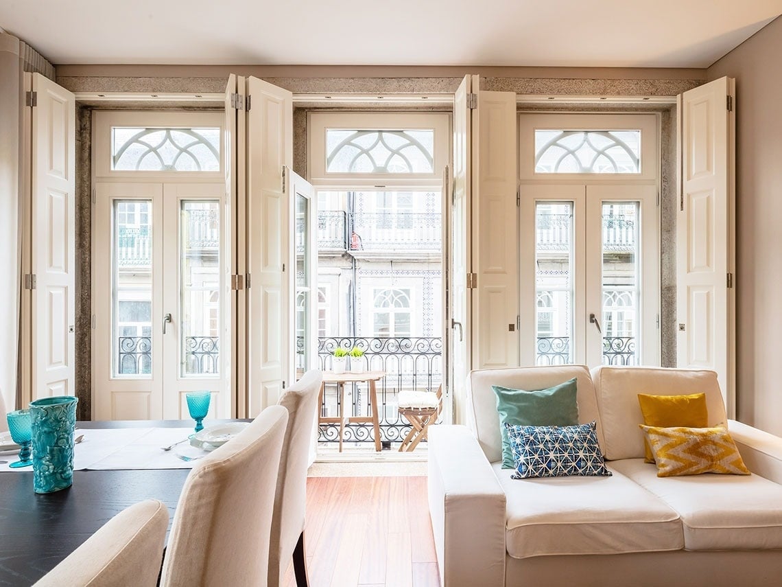 um quarto com cama , cadeiras e vasos de flores