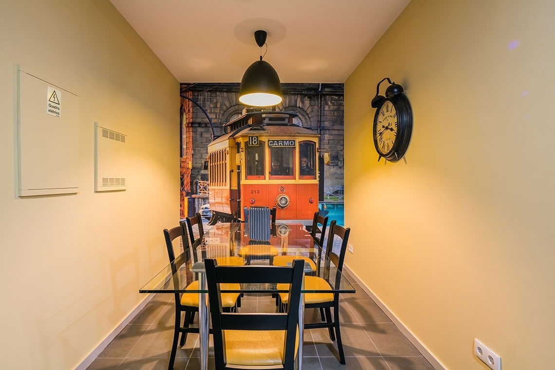 uma sala de jantar com uma foto de um bonde na parede