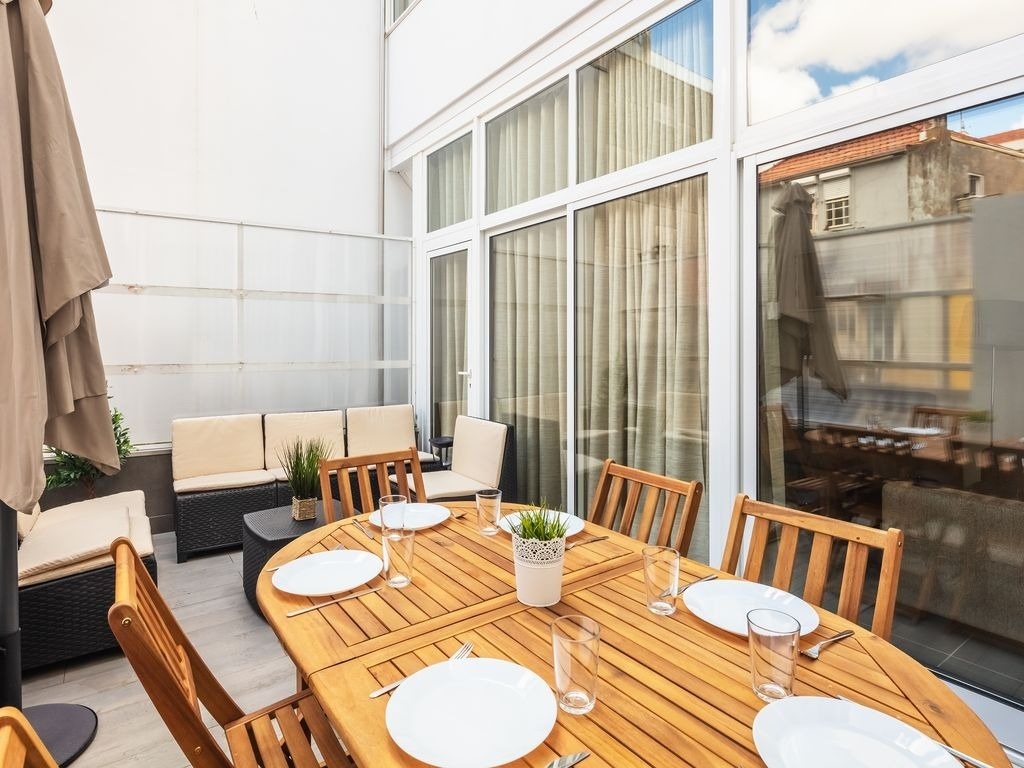 uma mesa de madeira com pratos e copos sobre ela