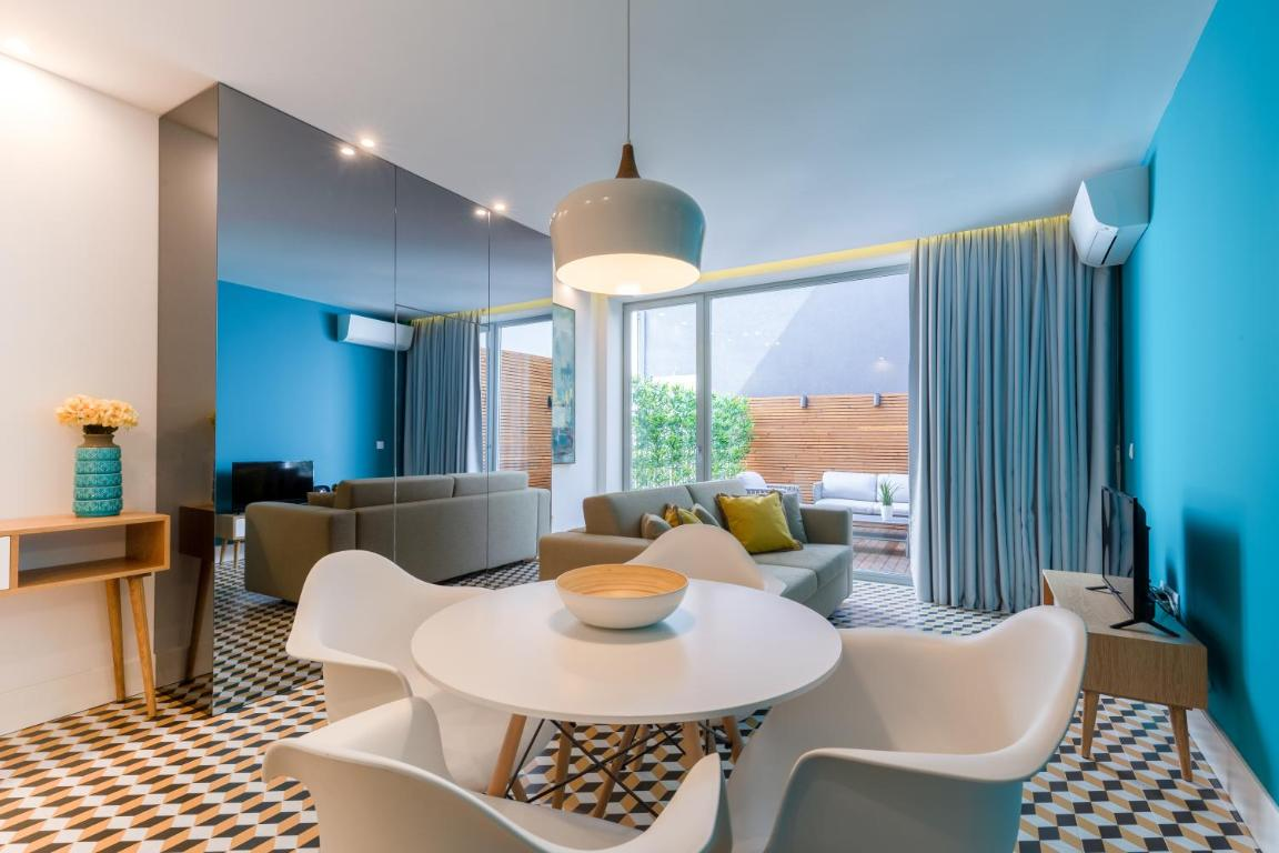 um quarto com uma cama e duas cadeiras e uma televisão na parede