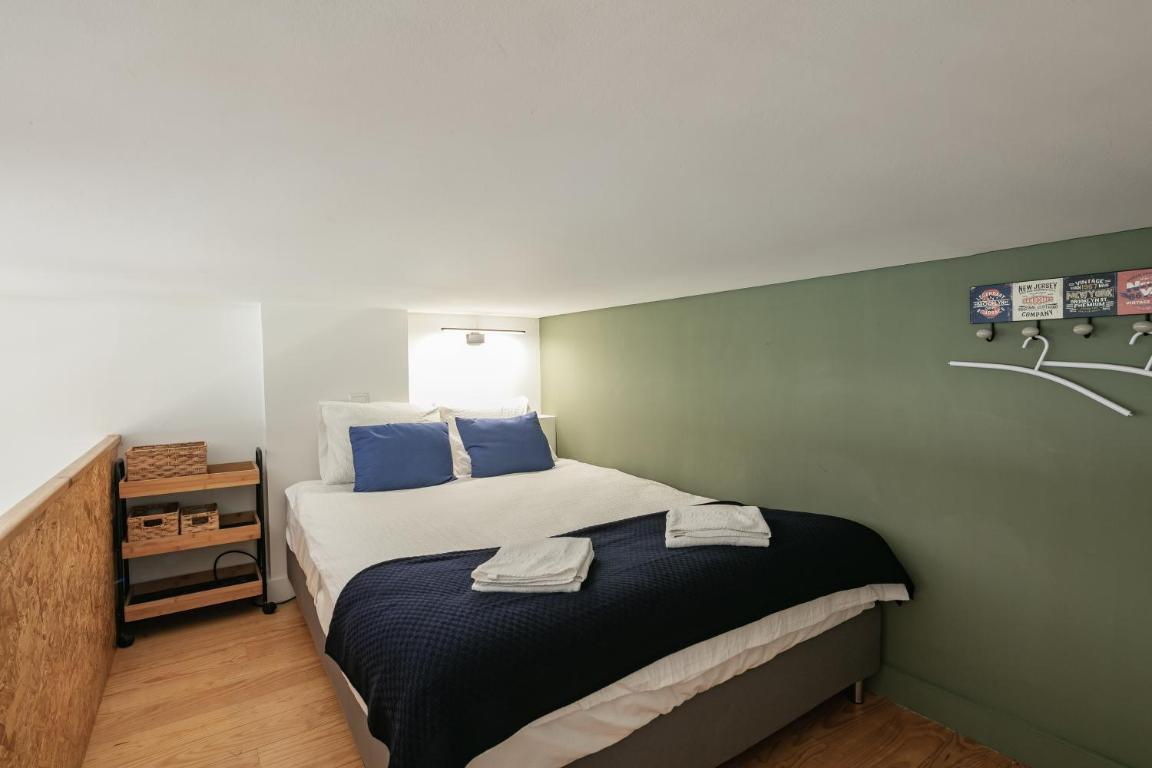 um quarto com uma cama e uma parede verde