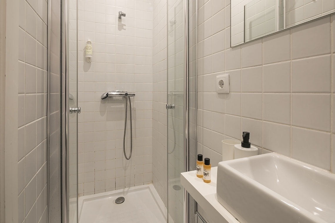 um banheiro com um chuveiro e uma pia