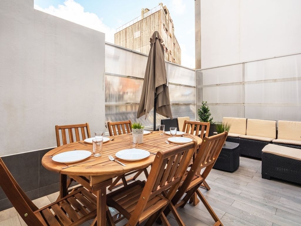 uma mesa de madeira com pratos e copos sobre ela