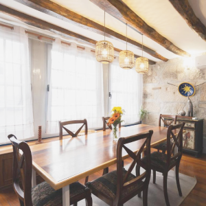 uma cadeira de couro marrom com um cobertor sobre ela