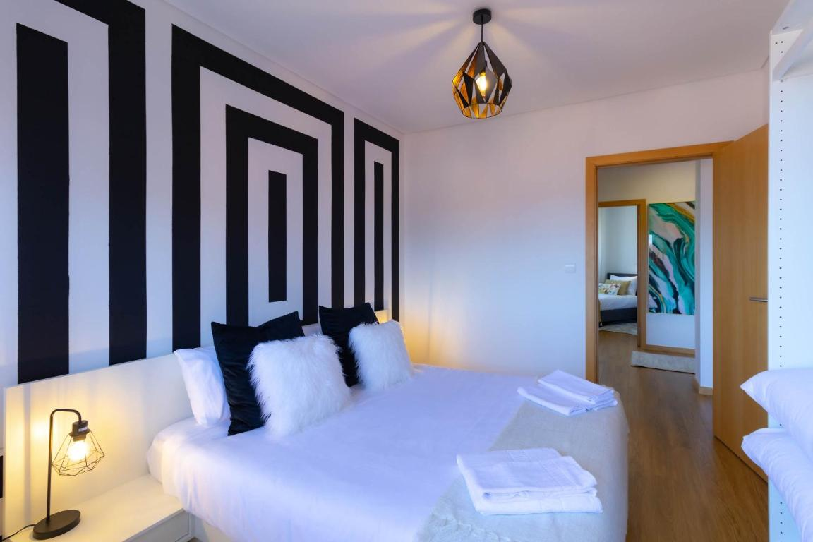 um quarto com uma cama e uma parede preta e branca