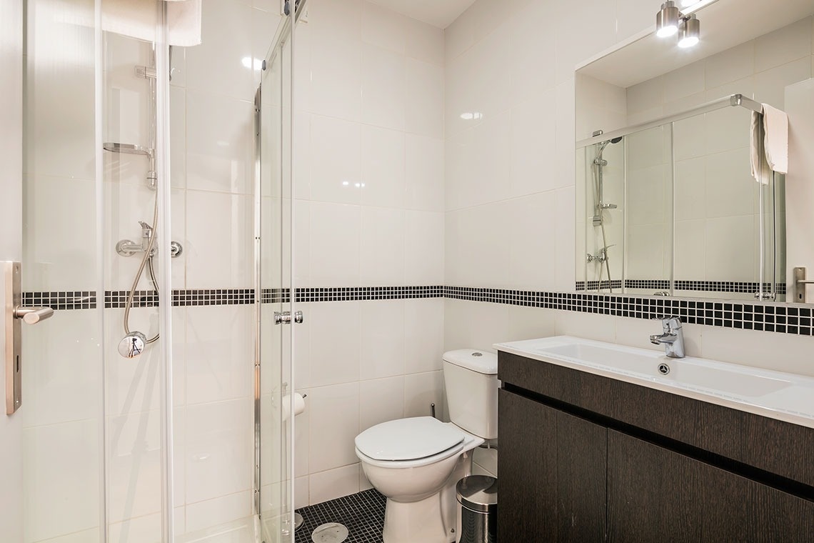 um banheiro com vaso sanitário , pia e chuveiro