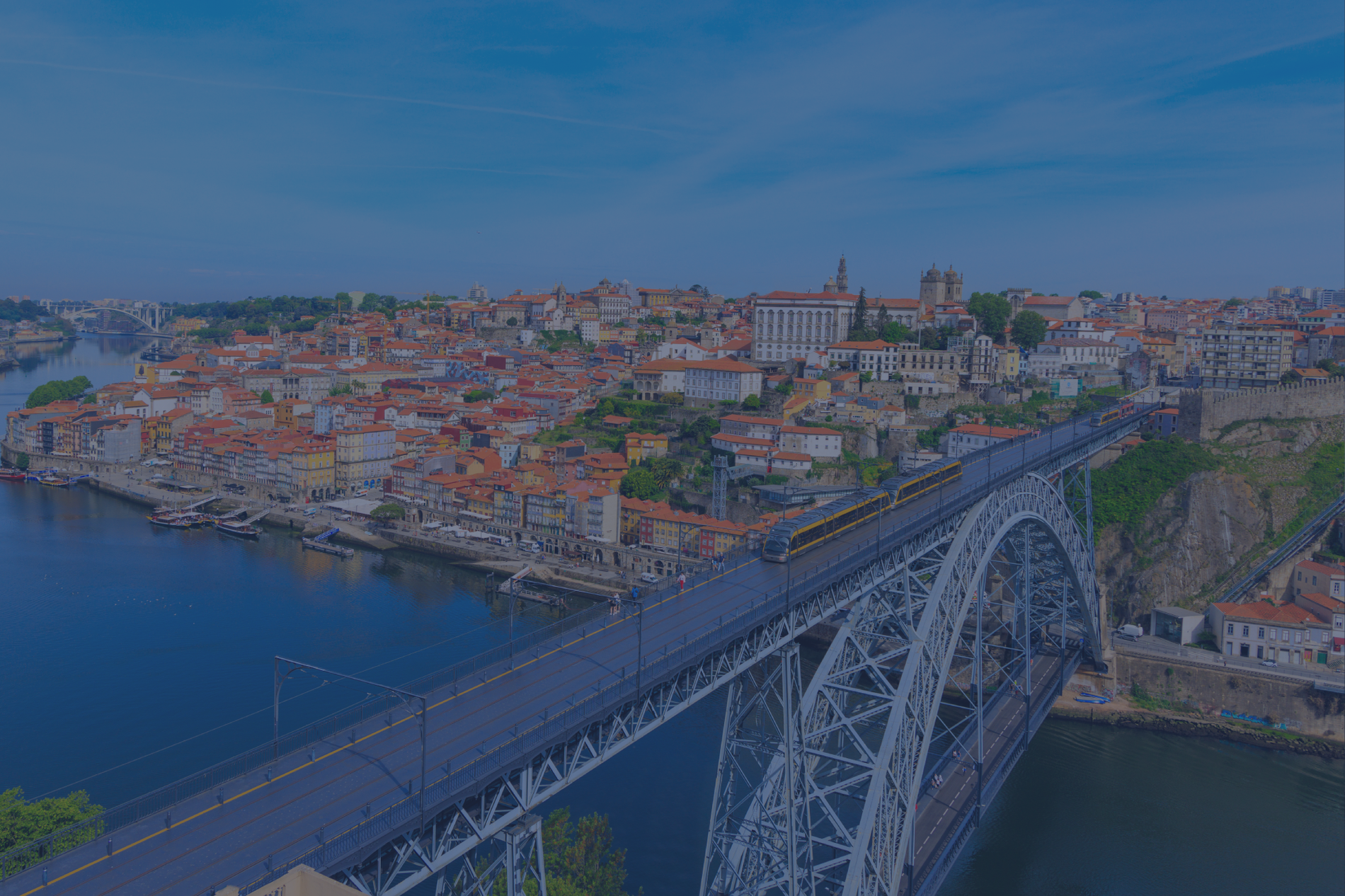 um trem atravessa uma ponte sobre um rio=s1900