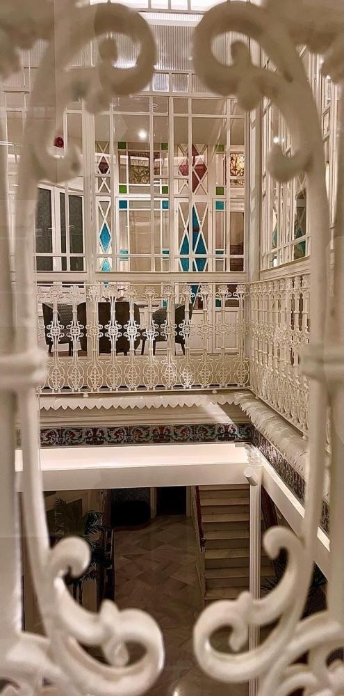 una vista de una escalera a través de una puerta de hierro forjado