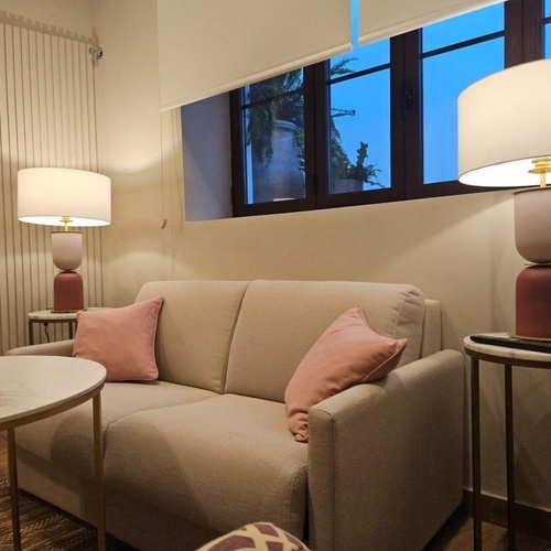 una sala de estar con un sofá y dos lámparas