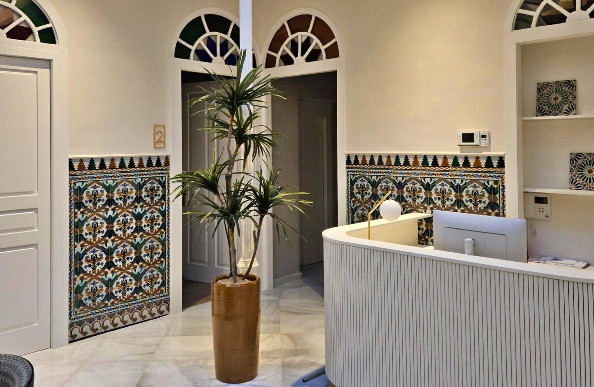 un pasillo con sillas y mesas y una planta