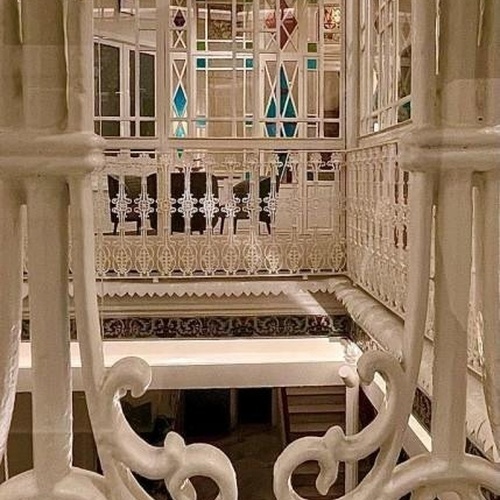 una vista de una escalera a través de una puerta de hierro forjado .