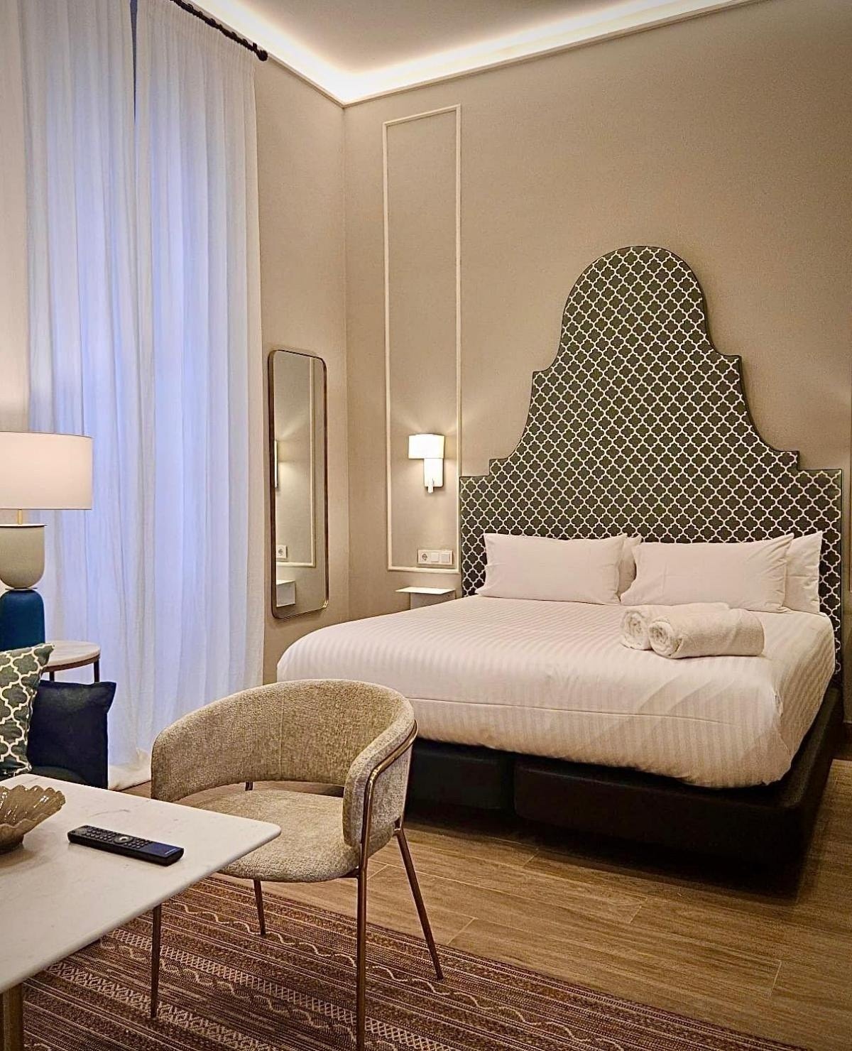 una mesa de comedor con platos y copas de vino