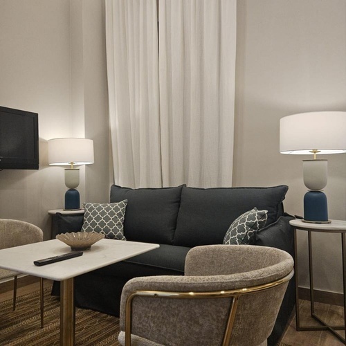 una sala de estar con un sofá y dos lámparas