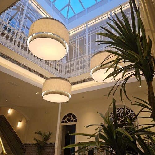 tres lámparas colgando del techo de un edificio